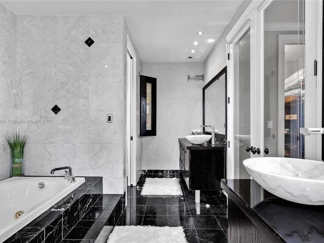 9439 NW 54th Doral Cir Ln, Doral FL 33178