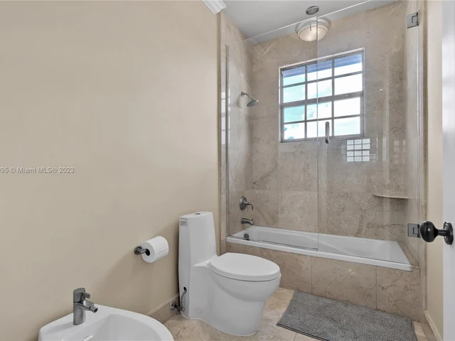 9439 NW 54th Doral Cir Ln, Doral FL 33178