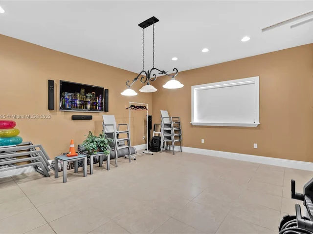 9439 NW 54th Doral Cir Ln, Doral FL 33178