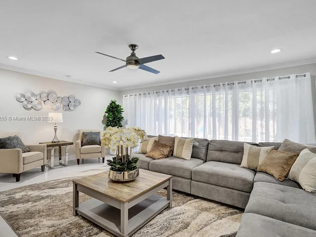 3251 N 37th St, Hollywood FL 33021