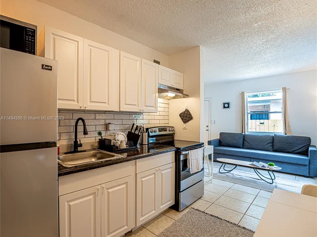 7031 NW 6th Ct, Miami FL 33150