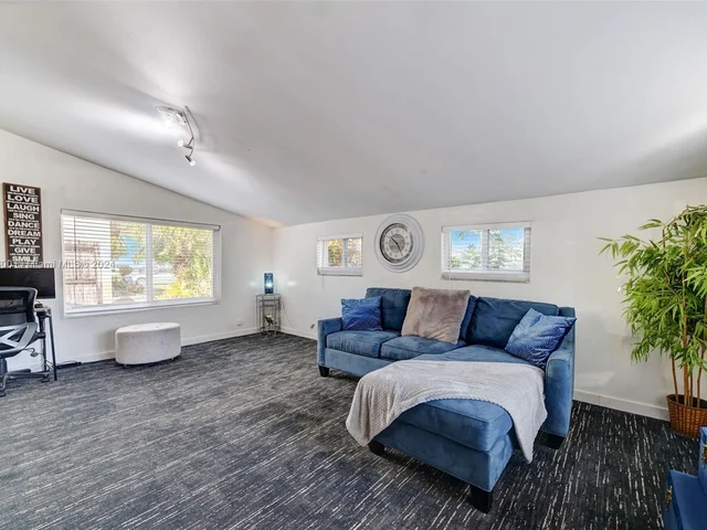 940 NW 181st St, Miami Gardens FL 33169