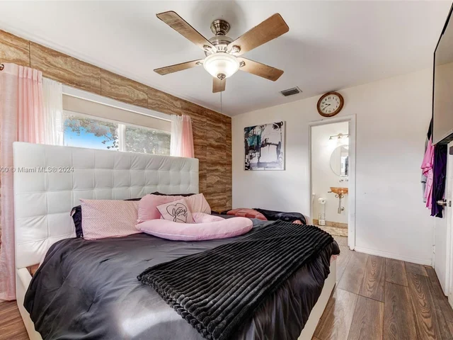 940 NW 181st St, Miami Gardens FL 33169