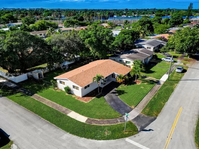 940 NW 181st St, Miami Gardens FL 33169