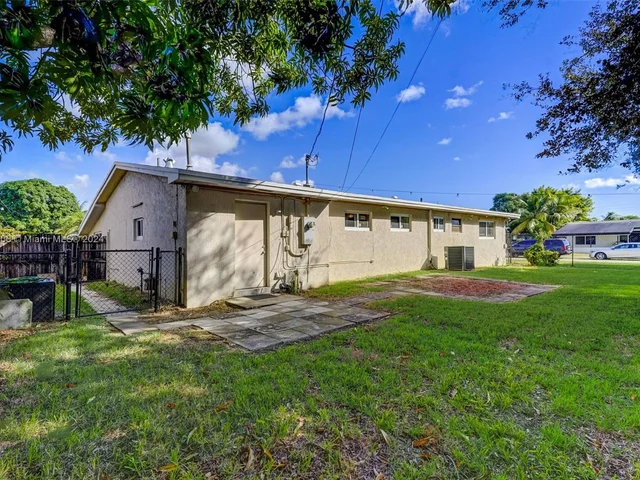 940 NW 181st St, Miami Gardens FL 33169