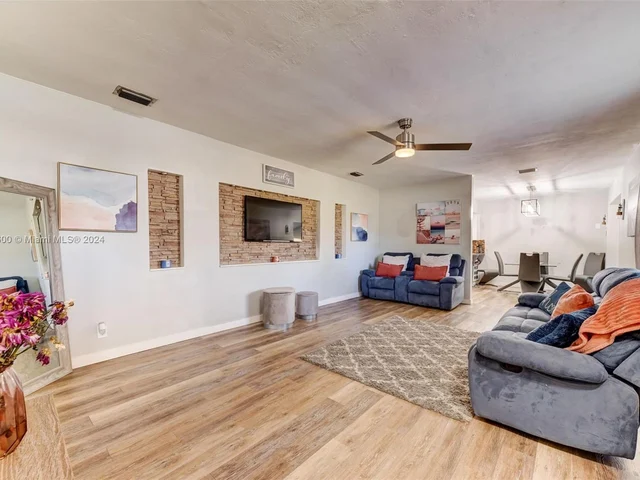 940 NW 181st St, Miami Gardens FL 33169