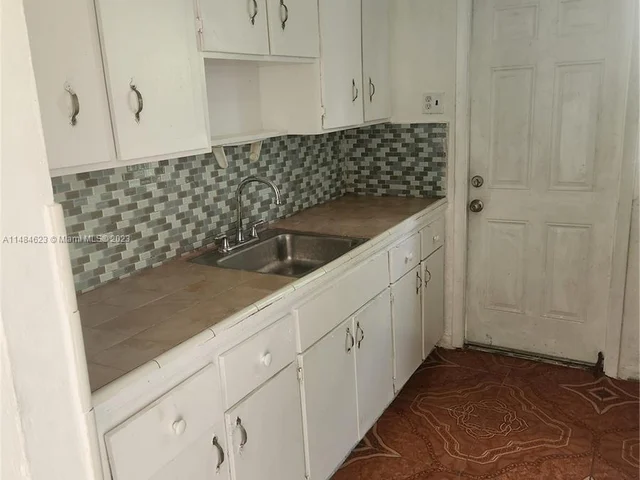 27 NE 43rd St # 2, Miami FL 33137