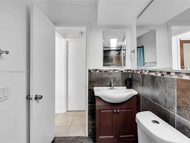 2175 NE 56th St # 107, Fort Lauderdale FL 33308