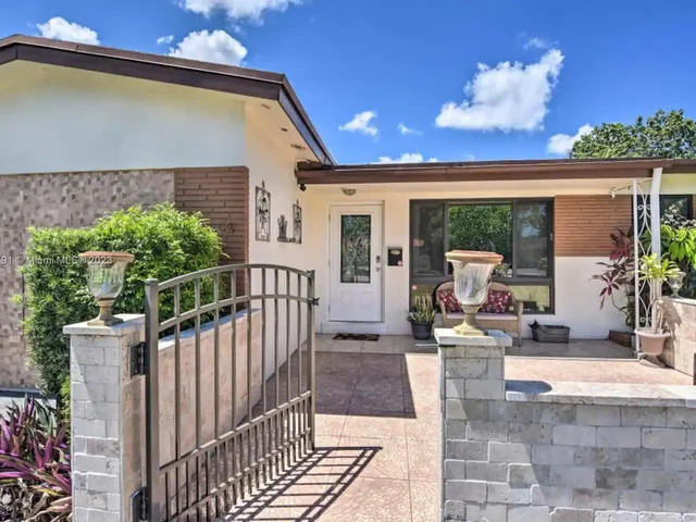 3819 Garfield St, Hollywood FL 33021