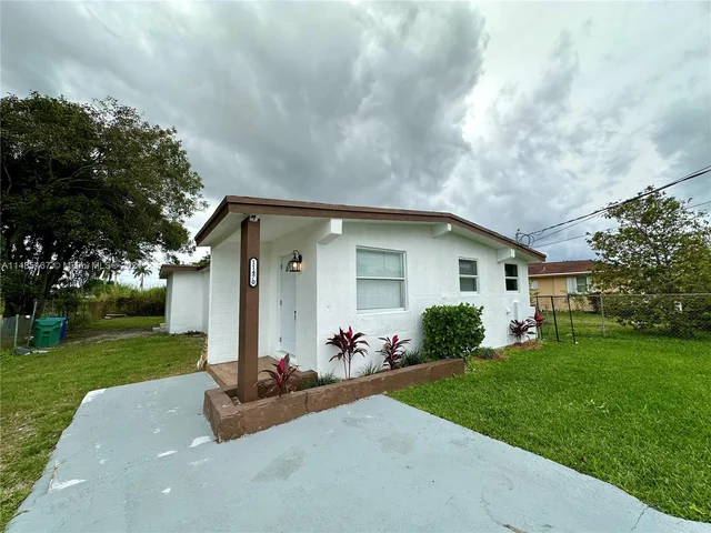 11470 SW 215th St, Miami FL 33189
