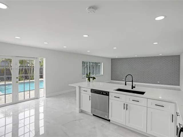 40 NW 125th St, North Miami FL 33168