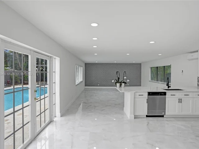 40 NW 125th St, North Miami FL 33168