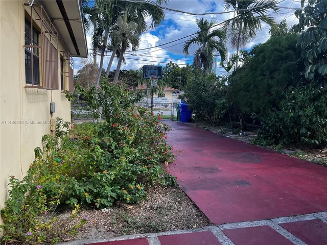 250 SW 68th Ave, Miami FL 33144