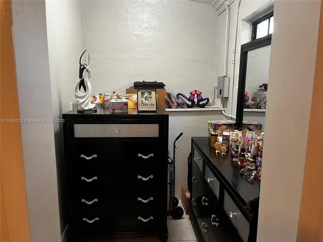 250 SW 68th Ave, Miami FL 33144