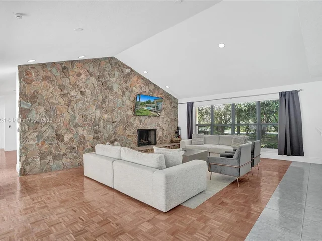 4020 NW 101st Dr, Coral Springs FL 33065