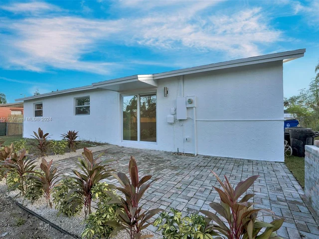 611 SW 11th Dr, Deerfield Beach FL 33441