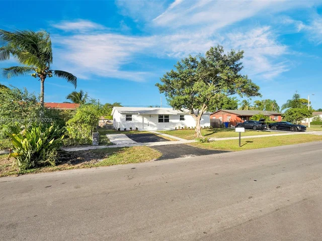 611 SW 11th Dr, Deerfield Beach FL 33441