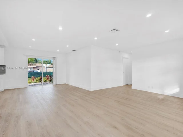 611 SW 11th Dr, Deerfield Beach FL 33441