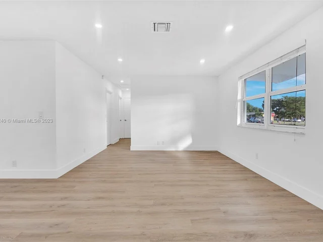 611 SW 11th Dr, Deerfield Beach FL 33441