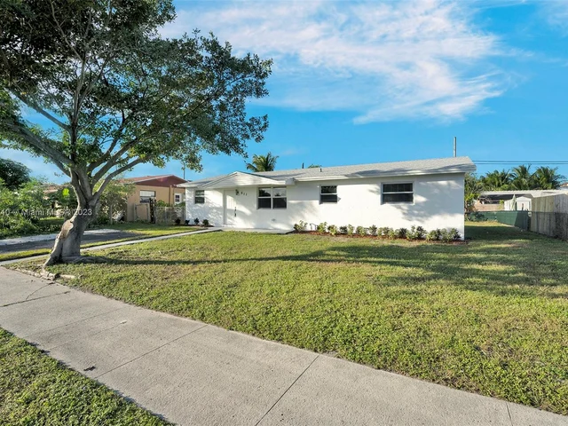 611 SW 11th Dr, Deerfield Beach FL 33441