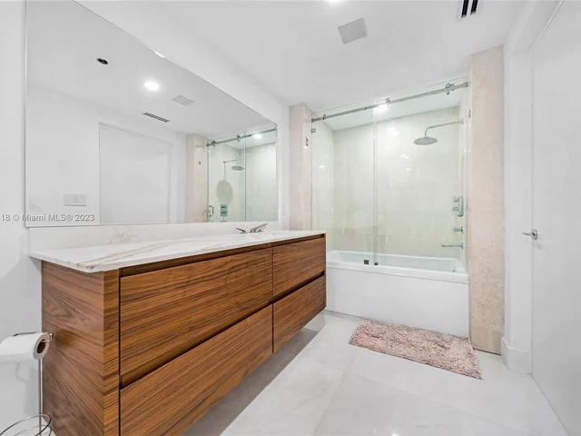 200 Biscayne Boulevard Way # 1406, Miami FL 33131