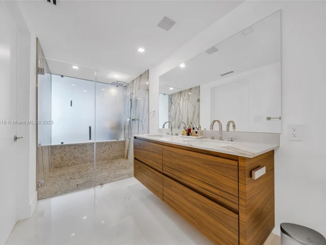 200 Biscayne Boulevard Way # 1406, Miami FL 33131