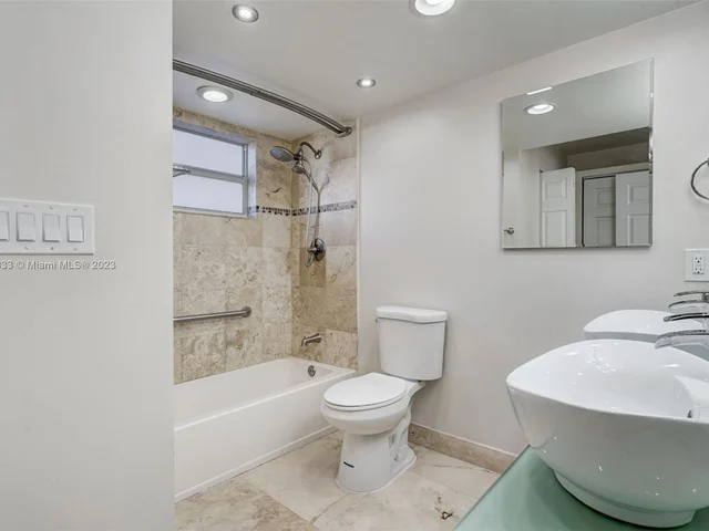 121 Golden Isles Dr # 607, Hallandale Beach FL 33009