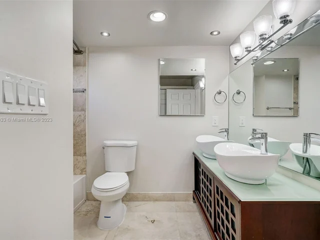 121 Golden Isles Dr # 607, Hallandale Beach FL 33009