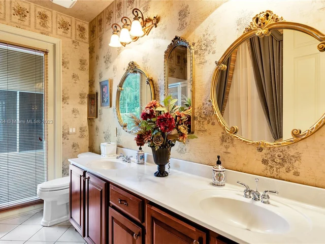 5041 Lakewood Dr, Cooper City FL 33330