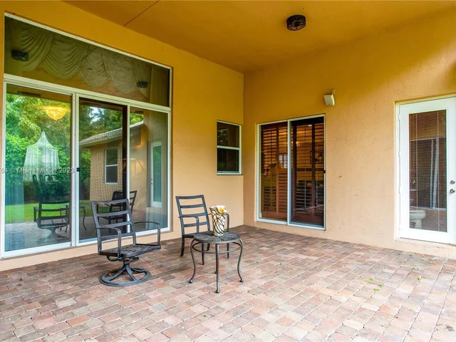 5041 Lakewood Dr, Cooper City FL 33330