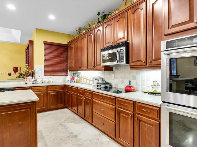 5041 Lakewood Dr, Cooper City FL 33330