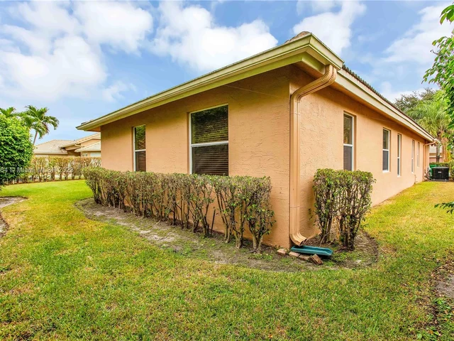 5041 Lakewood Dr, Cooper City FL 33330