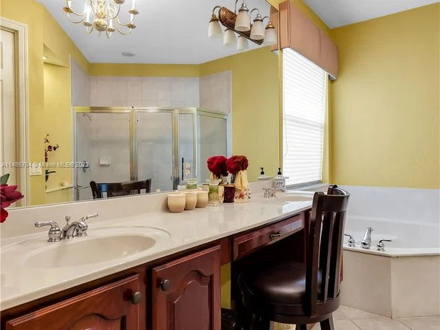 5041 Lakewood Dr, Cooper City FL 33330