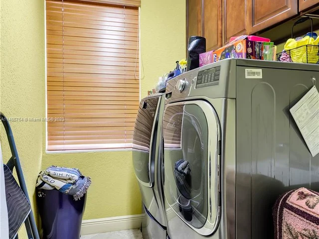 5041 Lakewood Dr, Cooper City FL 33330