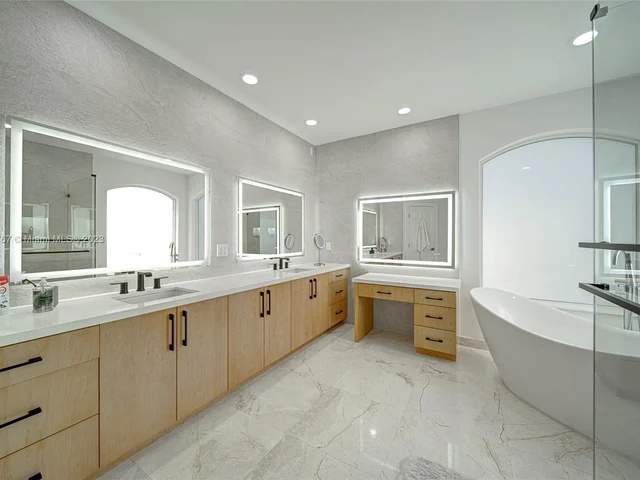 2557 Montclaire Cir, Weston FL 33327