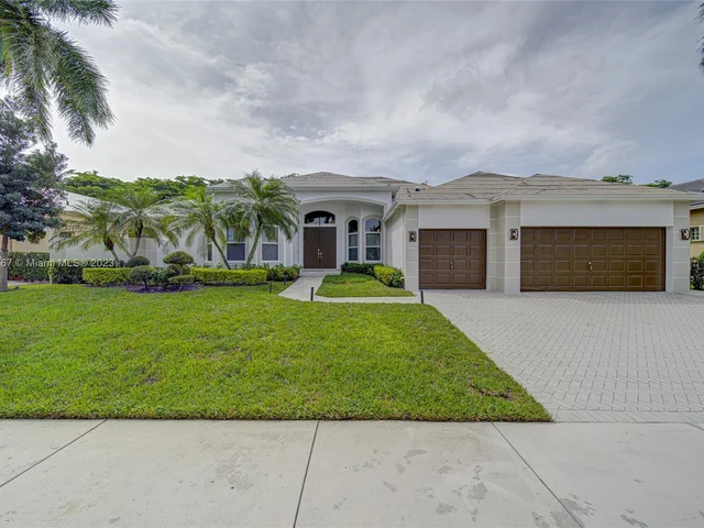2557 Montclaire Cir, Weston FL 33327