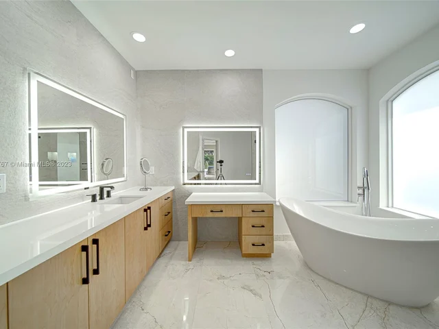 2557 Montclaire Cir, Weston FL 33327