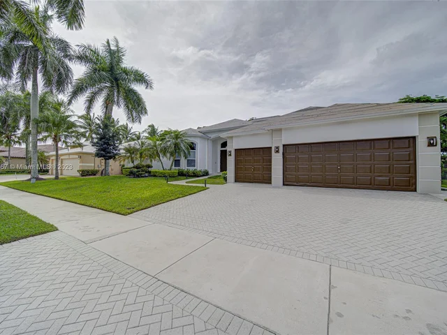 2557 Montclaire Cir, Weston FL 33327