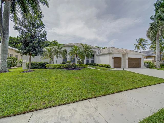 2557 Montclaire Cir, Weston FL 33327
