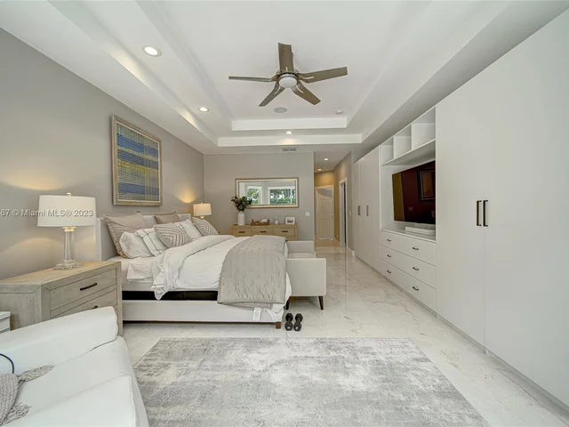 2557 Montclaire Cir, Weston FL 33327