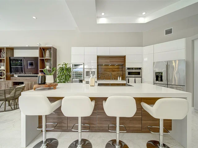 2557 Montclaire Cir, Weston FL 33327