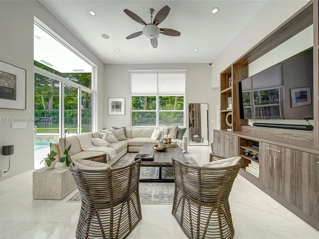 2557 Montclaire Cir, Weston FL 33327