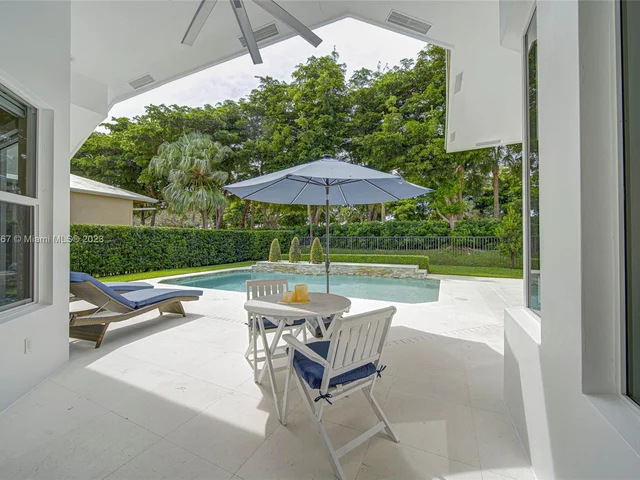 2557 Montclaire Cir, Weston FL 33327