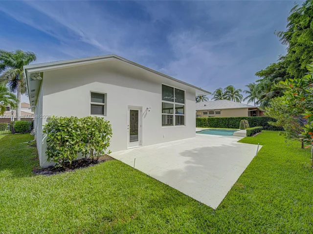 2557 Montclaire Cir, Weston FL 33327