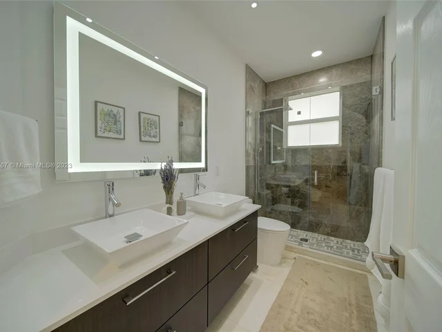 2557 Montclaire Cir, Weston FL 33327