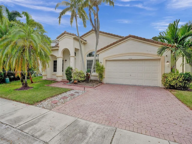 1633 E Harmony Lake Cir, Davie FL 33324