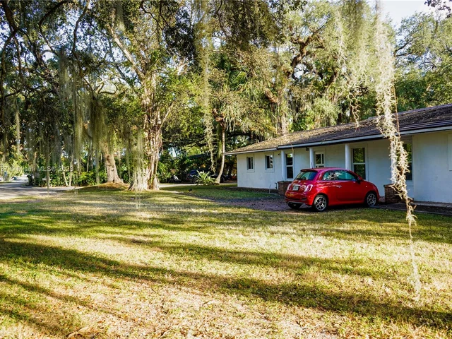 760 W 76th St, Hialeah FL 33014