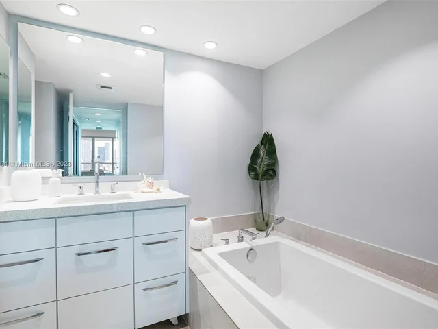 1717 N Bayshore Dr # 2637, Miami FL 33132