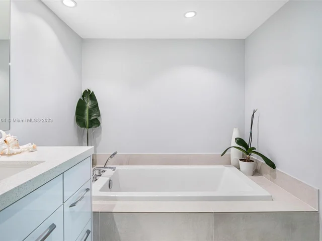 1717 N Bayshore Dr # 2637, Miami FL 33132