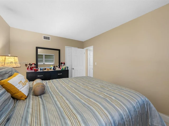 1000 Hillcrest Ct # 214, Hollywood FL 33021